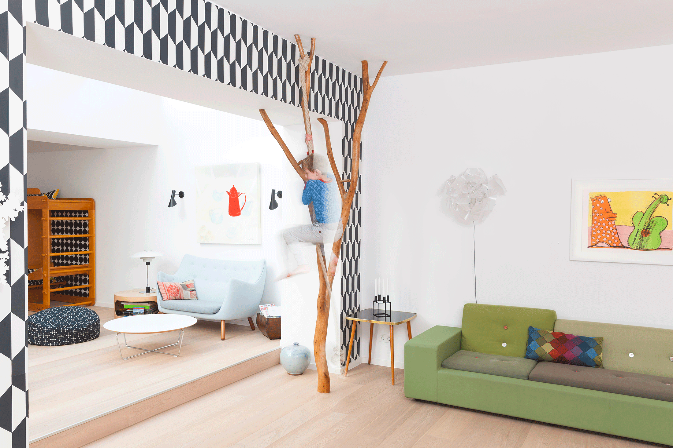 Wohnzimmer mit an Wilholzkonstruktion kletterndem Kind